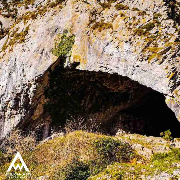 Rutas a Cuevas de Asturias. Ciclo Más Adentro.
